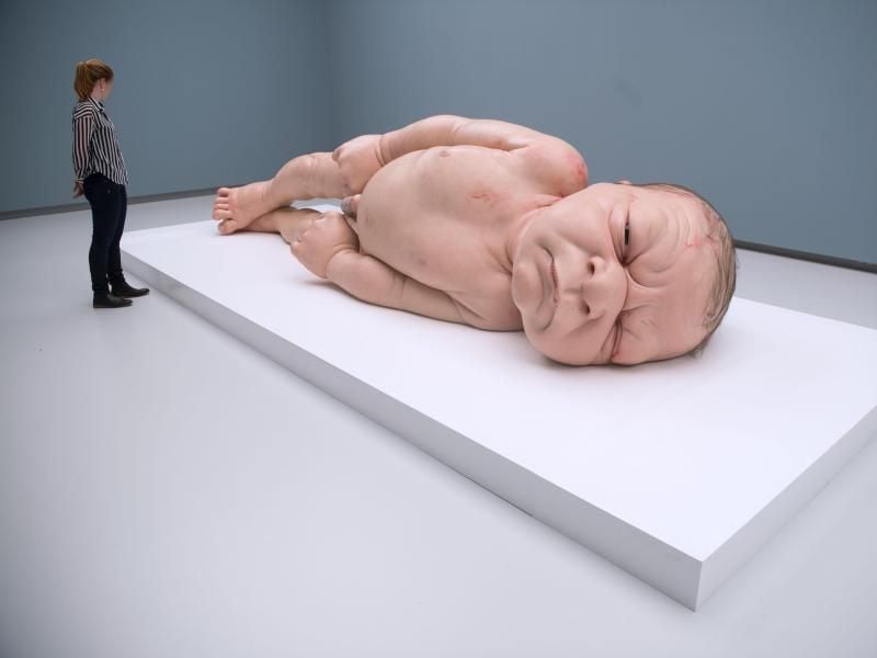 Die Skulptur „A Girl“ des Künstlers Ron Mueck aus dem Jahr 2006 in der Kunsthalle Tübingen. Foto: Marijan Murat