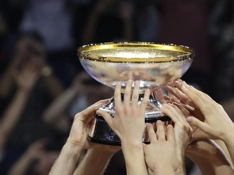 Der EM-Pokal der Basketballer wird 2021 in Deutschland ausgespielt. Foto: Thanassis Stavrakis/AP