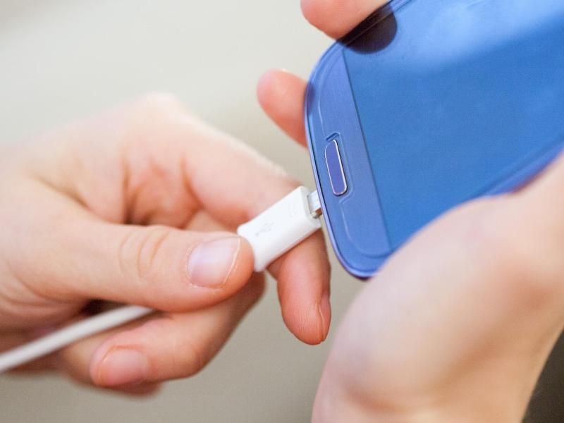 Zu jedem Smartphone und Tablet gehört ein eigenes Ladekabel. Wer für verschiedene Geräte nur noch ein Kabel nutzen möchte, kann auf Magnetladekabel mit Adapter zurückgreifen. Foto: Christin Klose