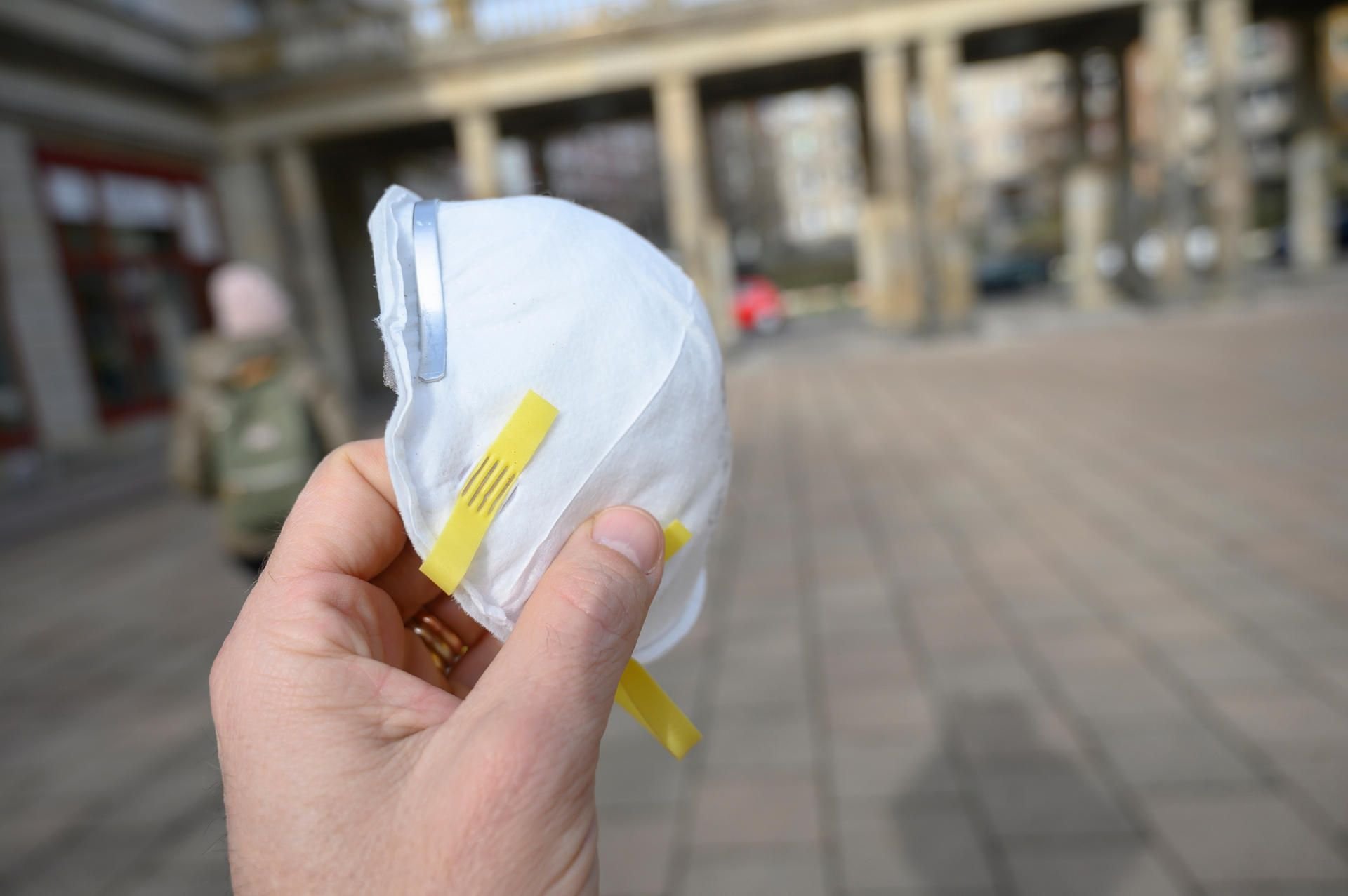 Ein Mundschutz kann helfen – allerdings eher den bereits erkrankten, die so ihre Mitmenschen vor einer Ansteckung schützen können.