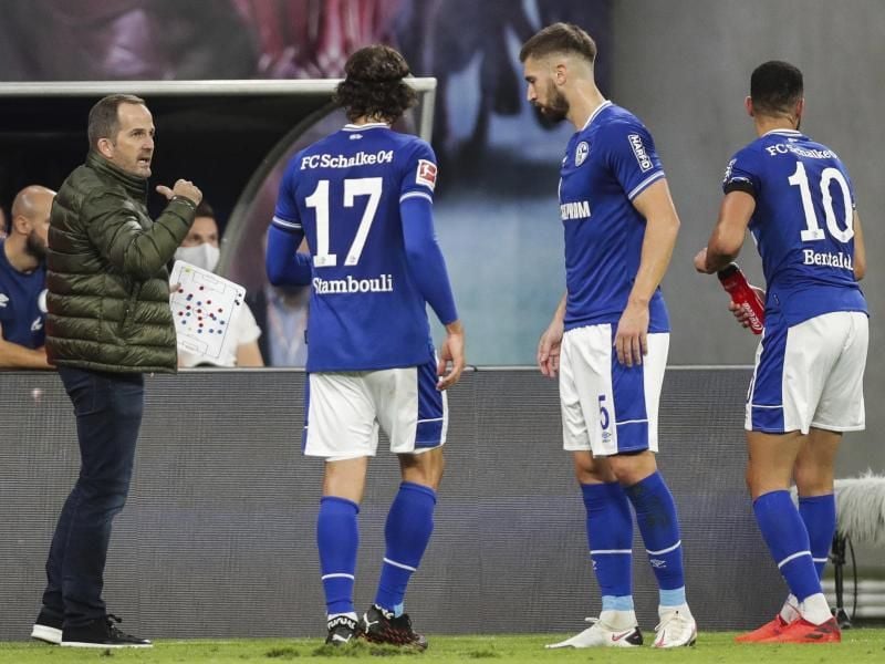 Schalkes Trainer Manuel Baum (l) spricht an der Seitenlinie zu seinen Spielern. Schalke 04 steht nach drei Bundesligaspielen bei null Punkten und 1:15 Toren. Foto: Michael Sohn/AP/dpa