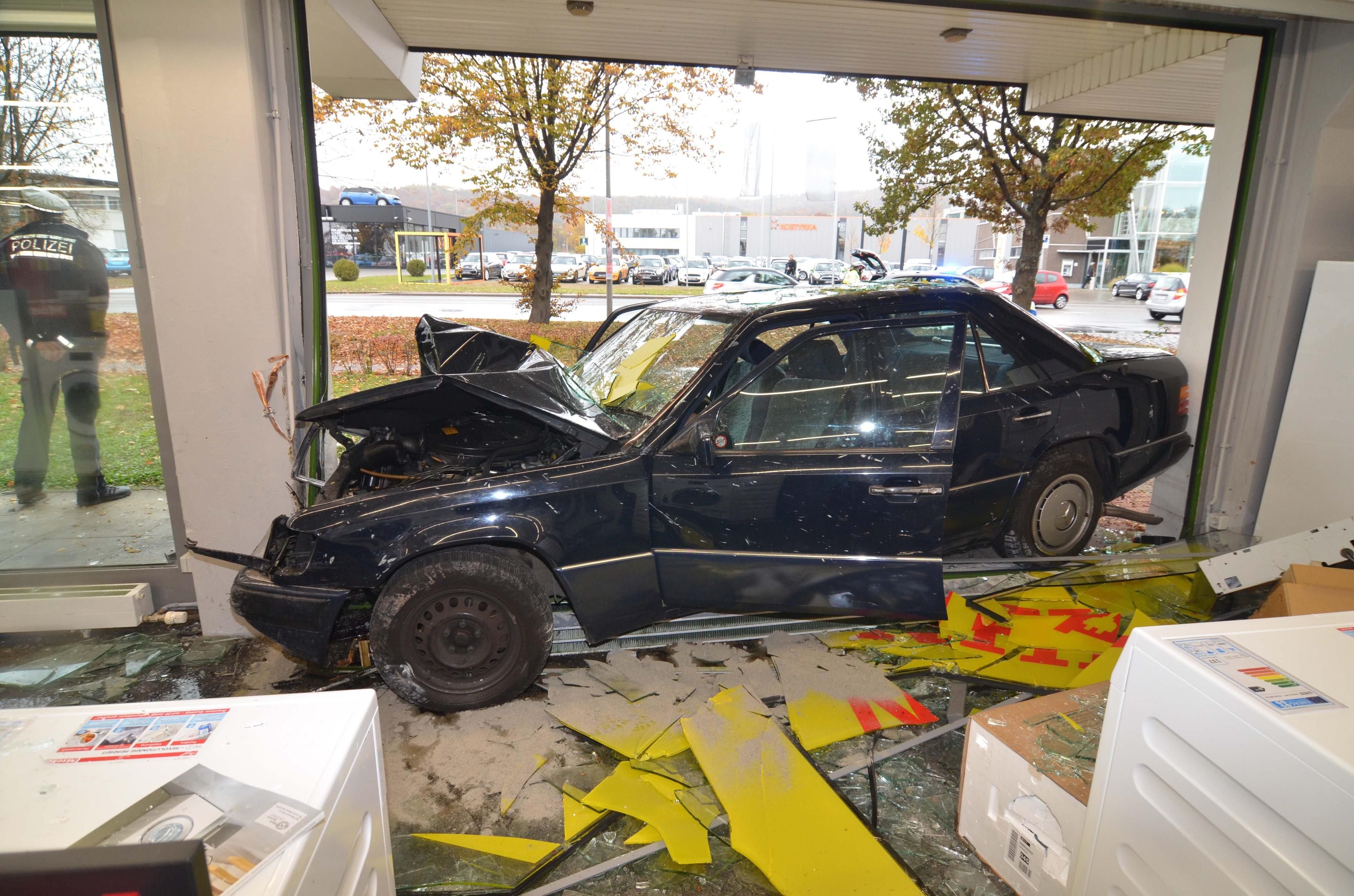 Ein 83 Jahre alter Autofahrer ist am 05.11.2016 mit seinem Wagen in die Schaufensterscheibe eines Elektromarktes in Gerlingen im Kreis Ludwigsburg (Baden-Württemberg) gerast.