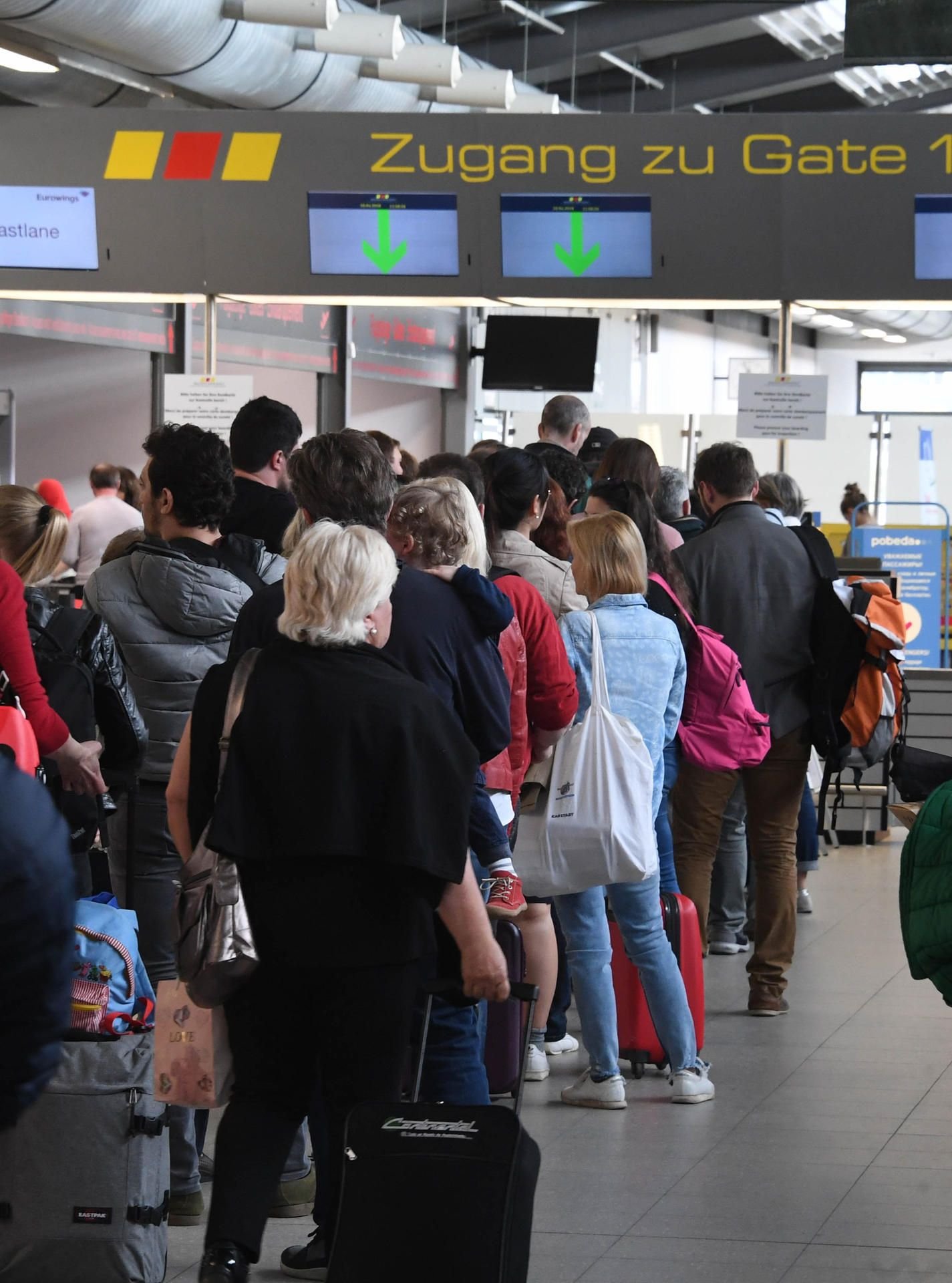 Die Kontrollen am Flughafen können lange dauern.