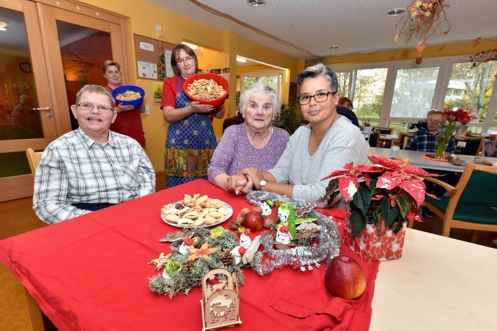 Ramona Burkhardt (r.) organisiert mit den Mitarbeiterinnen Manuele Schmöckel (2.v.l.) und Angelique Riebnigker (3.v.l.) das Treffen unterm Tannenbaum. Für Katharina Strassberger (l.) und Silvia Seibigke (2.v.r.) ist das DRK eine tägliche Anlaufstelle.