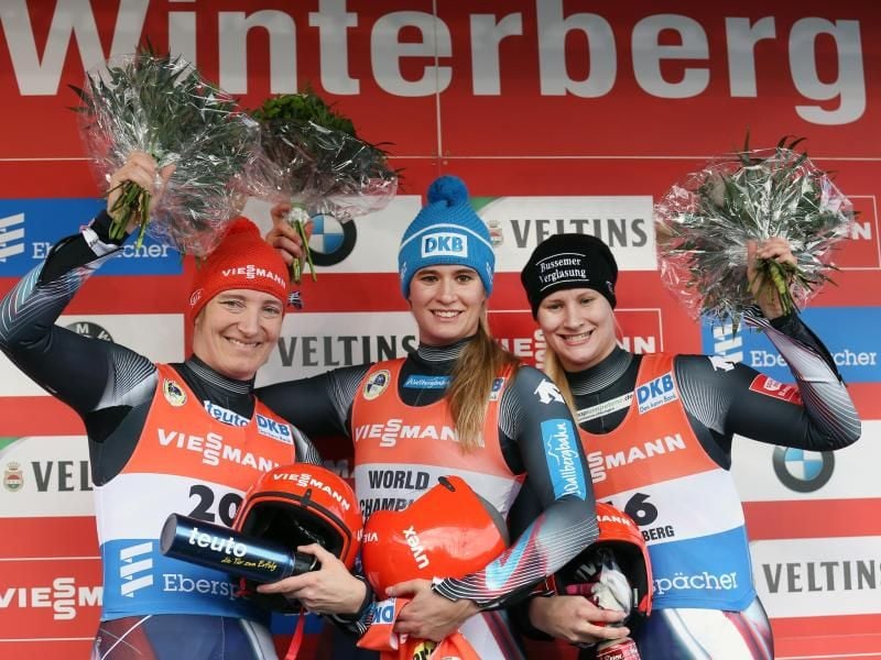 Natalie Geisenberger (M) gewann vor Tatjana Hüfner (l) und Dajana Eitberger. Foto: Ina Fassbender