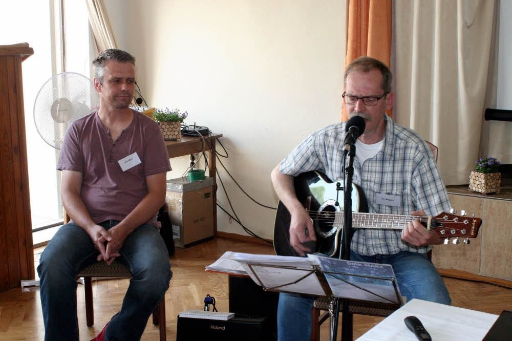 Sie waren bei der dritten Suchttagung in Zemnick die Stimmen der Betroffenen: Liedermacher Martin Wiggert (rechts) und Buchautor Dirk Marx.