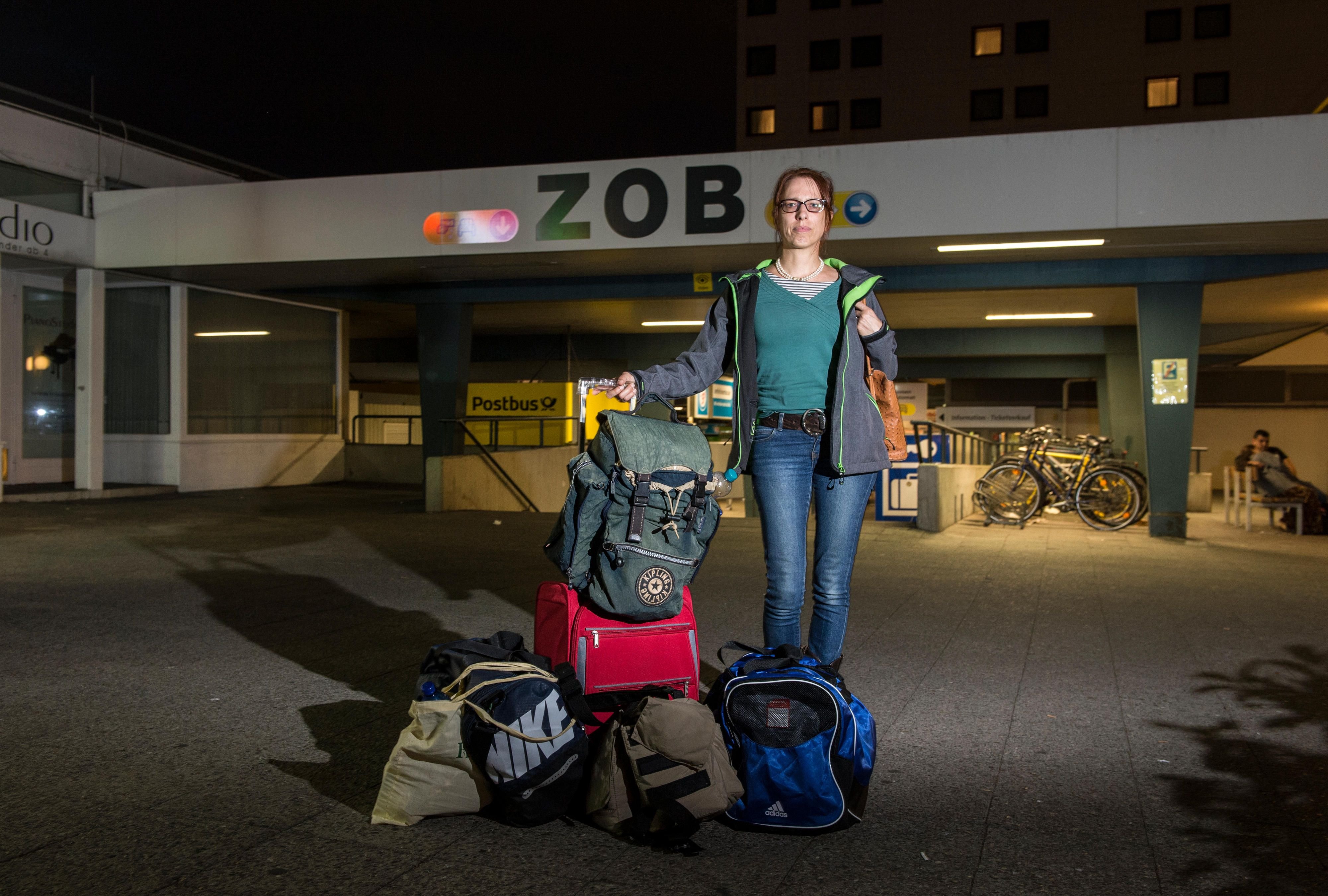 Christiane Schinkel steht am Sonntag in Berlin vor dem Zentralen Omnibus-Parkplatz (ZOB). Sie war bei der Irrfahrt des Flixbus dabei.