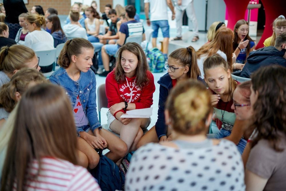Die Schüler widmen sich in mehreren Teams verschiedenen Fragen und Themen.