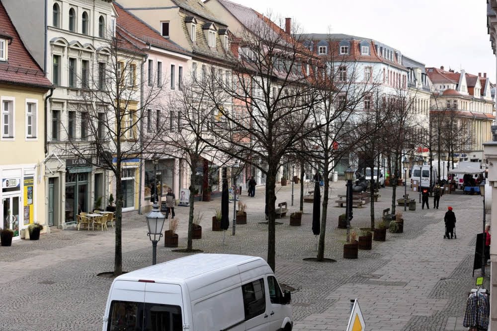 Die Zeitzer nehmen den Roßmarkt als neuen Platz für den Wochenmarkt gut an.