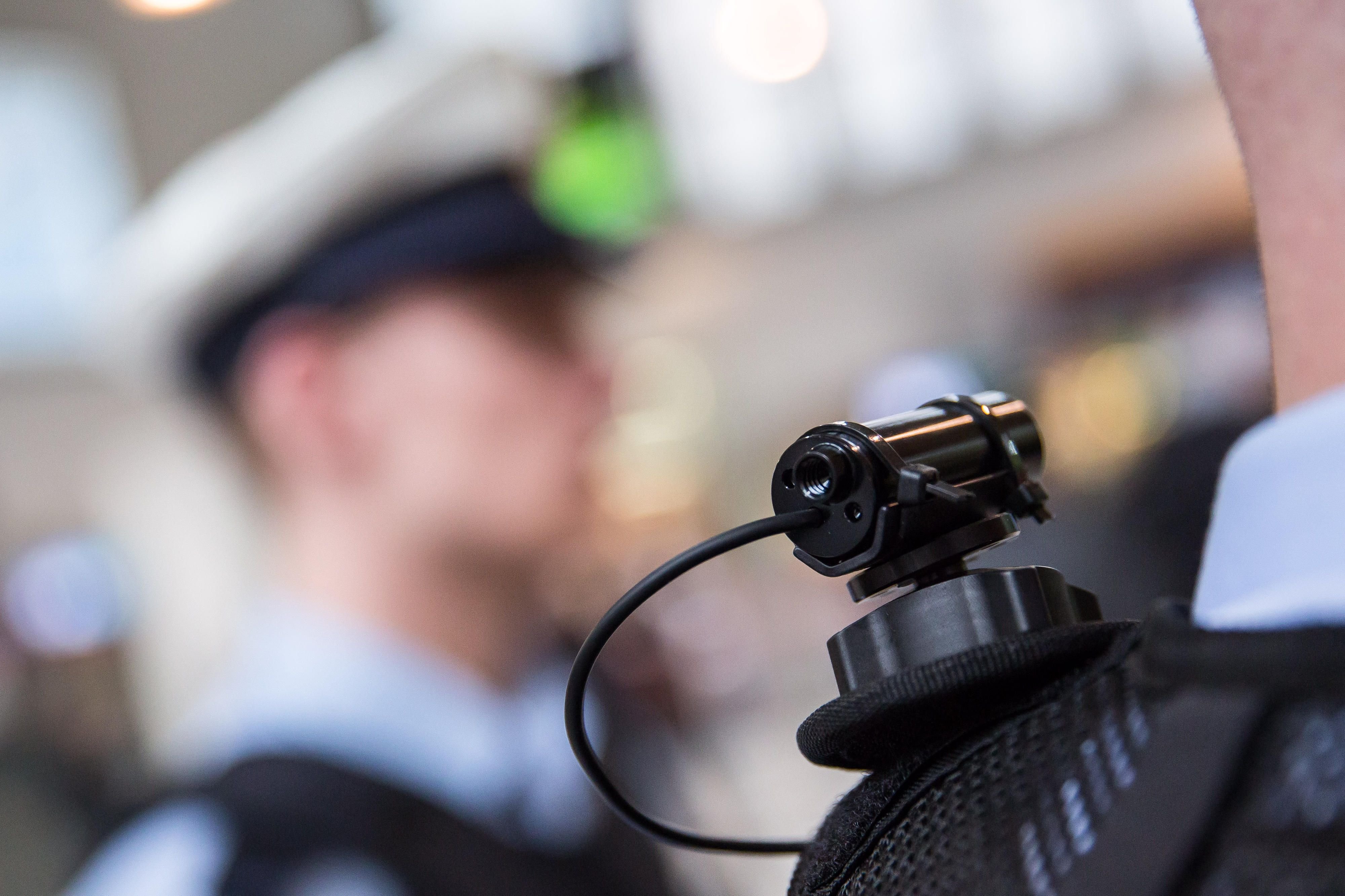 Ein Polizist mit einer Body-Cam