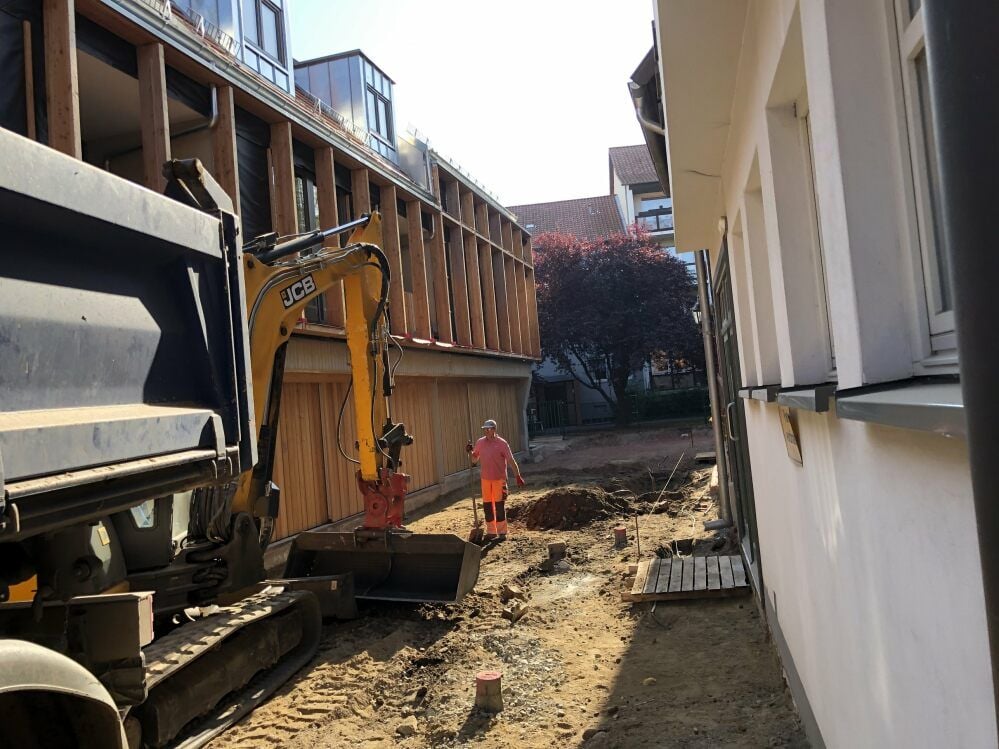 Die Arbeiten haben begonnen: Die alte Straße wird aufgenommen.