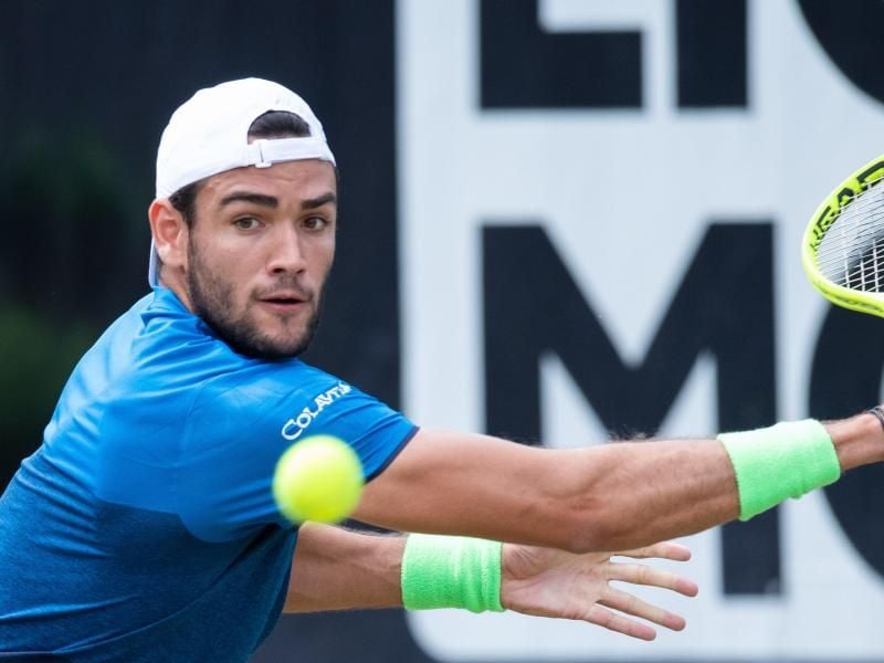 Tennisspieler Matteo Berrettini gewinnt den Titel in Stuttgart gegen Felix Auger-Aliassime. Foto: Silas Stein