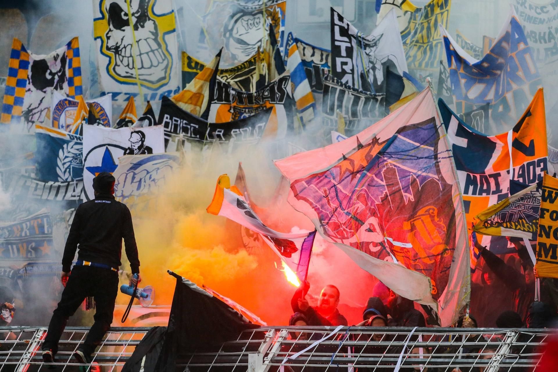 Fans des Carl Zeiss Jena zünden Pyro