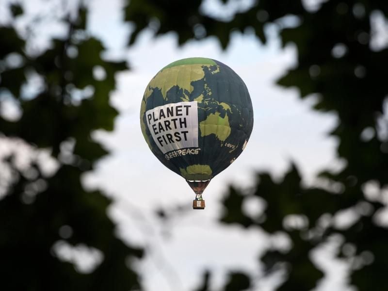 Greenpeace startet eine Fahrt mit einem Heißluftballon. Foto: Bernd von Jutrczenka