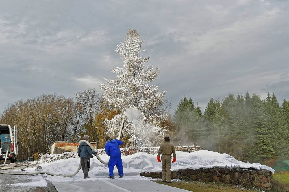 Beim Film wird keine Mühe gescheut: Und flugs verwandelte sich der Platz am Jugendklub in der Waldstraße in eine Winterlandschaft.
