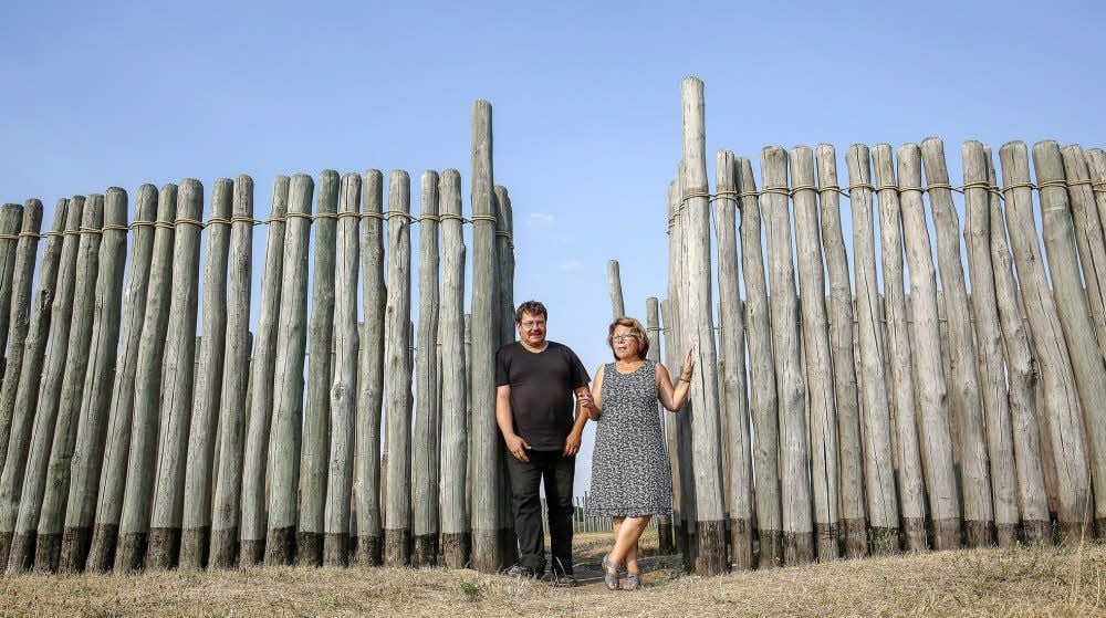 Uta Oelke vom Verein Sonnenobservatorium und Ingo Hohler von den Merseburger Sternfreunden am Eingang zur Kreisgrabenanlage.