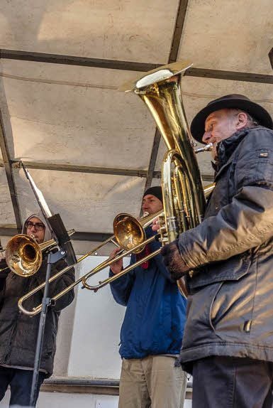 Die Bläser untermalten die Eröffnung musikalisch.