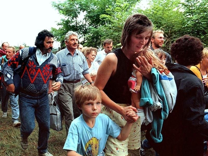 Massenflucht am 18. August 1989: DDR-Bürger drängen mit ihren Kindern durch das geöffnete Grenztor von Ungarn aus nach Österreich. Foto: Votava/Archiv