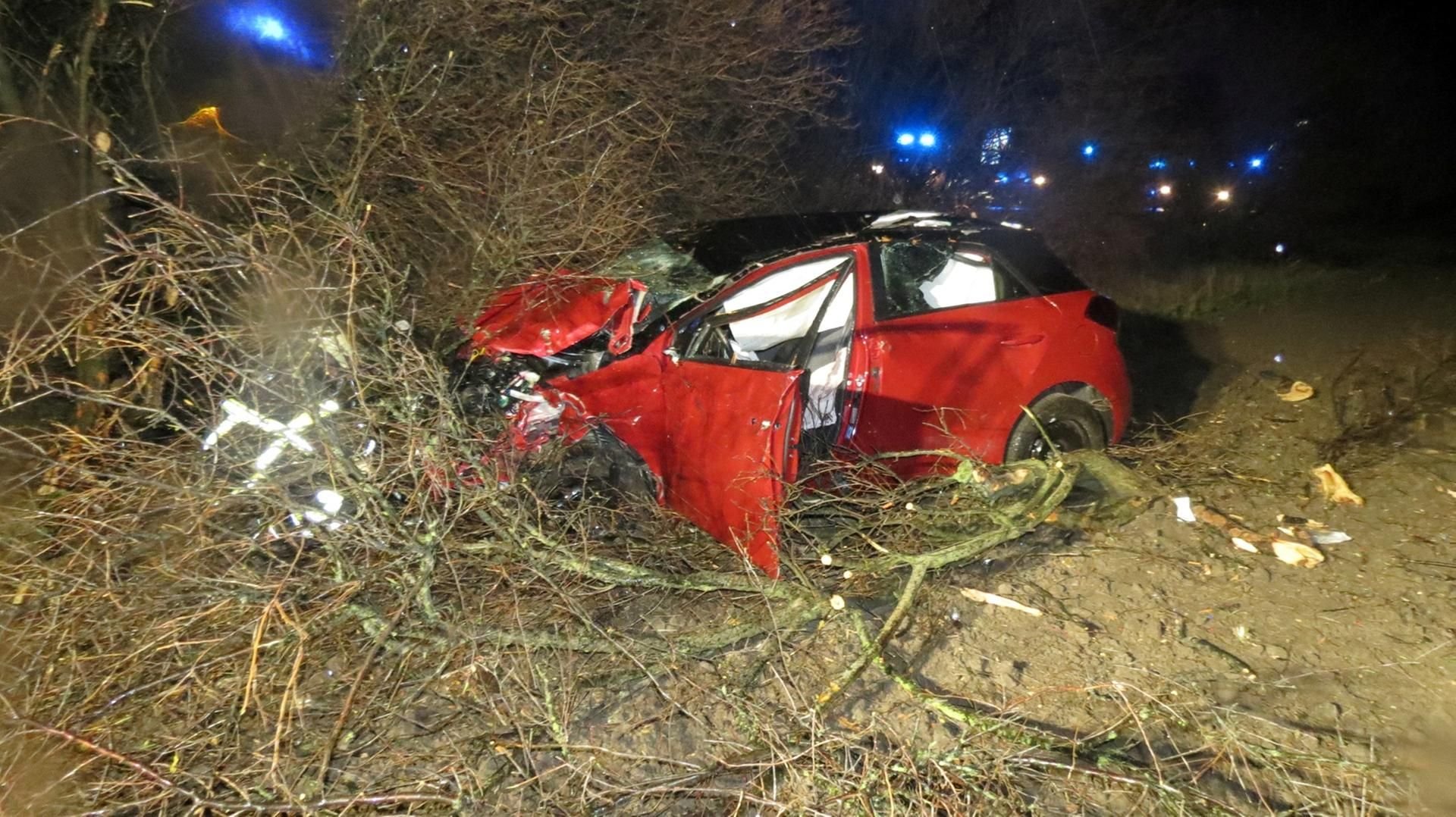 Der Hyundai hatte sich mehrmals überschlagen, am Auto gab es einen Totalschaden.