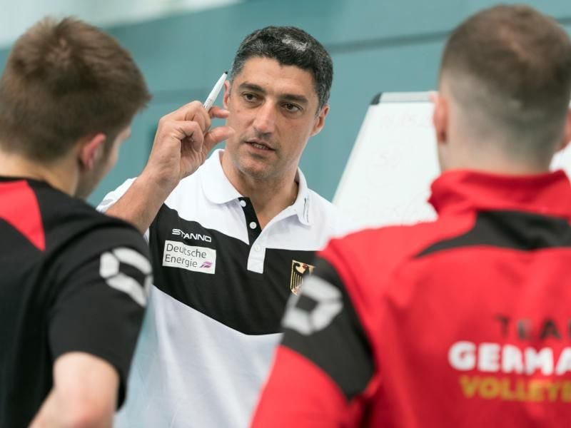 Debüt gelungen: Andrea Giani, neuer Trainer der deutschen Volleyball-Nationalmannschaft, erlebte in Lyon einen klaren Sieg gegen die Ukraine. Foto: Soeren Stache