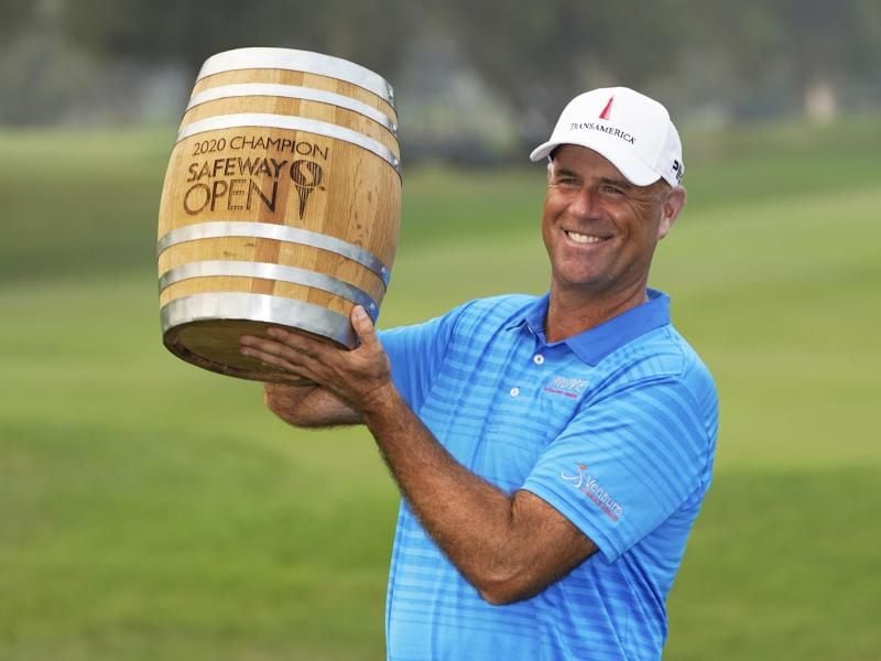Stewart Cink hält nach dem Sieg seine Trophäe in den Händen. Foto: Eric Risberg/AP/dpa