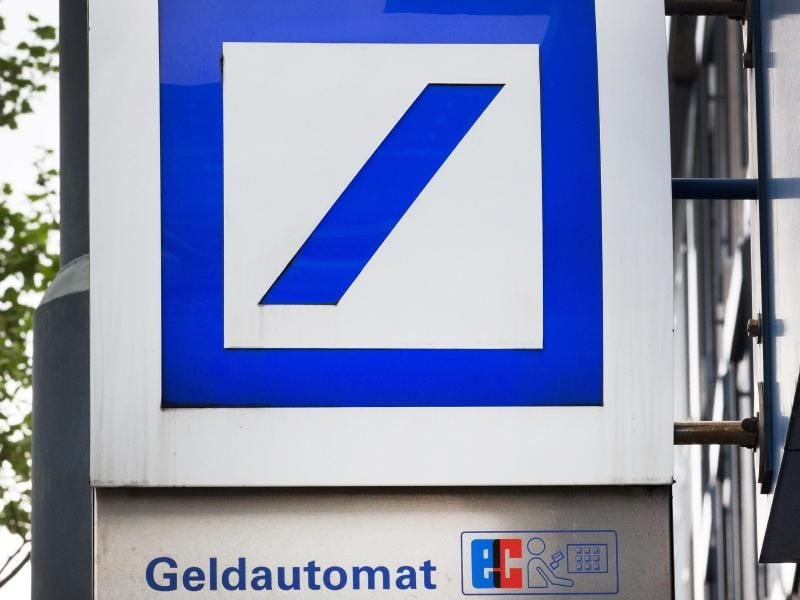 Das Logo der Deutschen Bank an einer Filiale mit Geldautomat. Foto: Martin Gerten/Archiv
