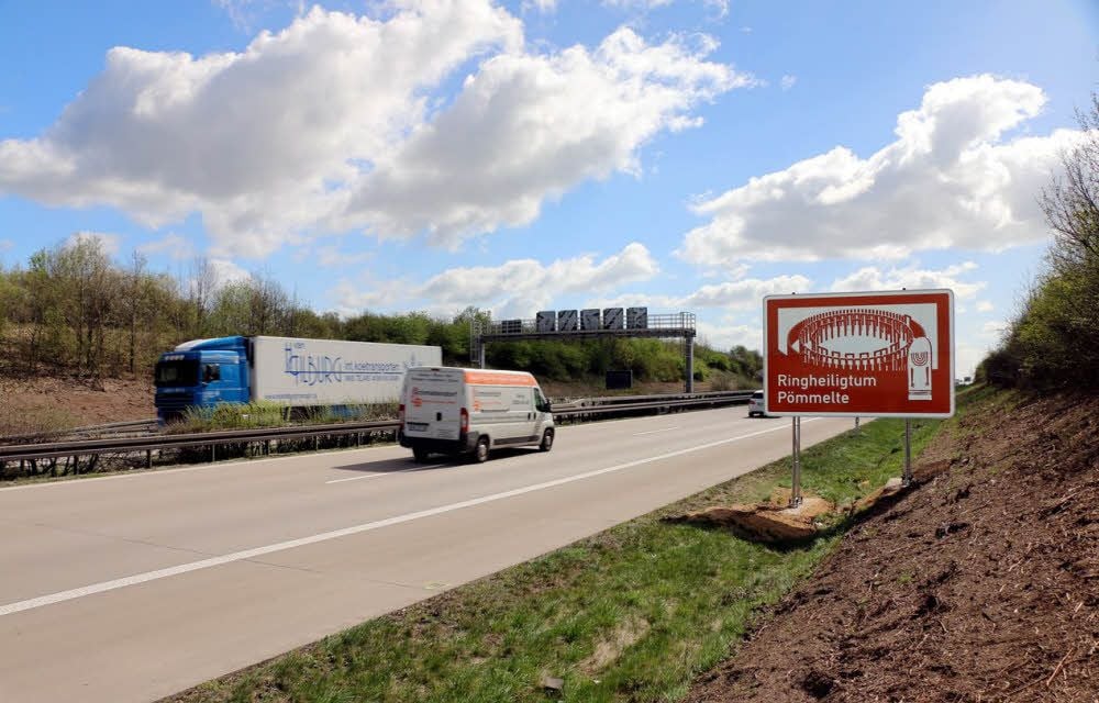 Die neuen Hinweisschilder für das Ringheiligtum an der A 14.