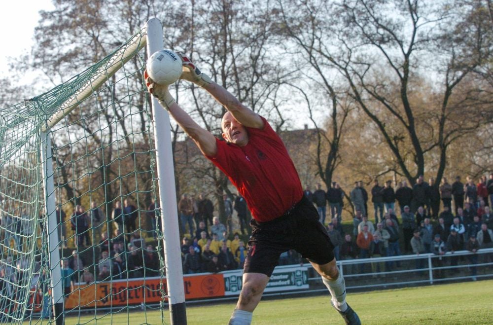 Mario Beyer, hier in einem Pokalspiel mit Naumburg 05 gegen den 1. FCM, ist der beste Torwart, den Bad Kösen je gesehen hat.