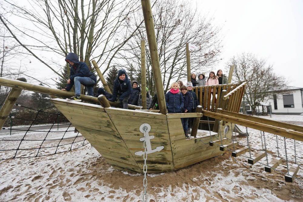 Das neue Spielschiff im Walderseer Schulhof.