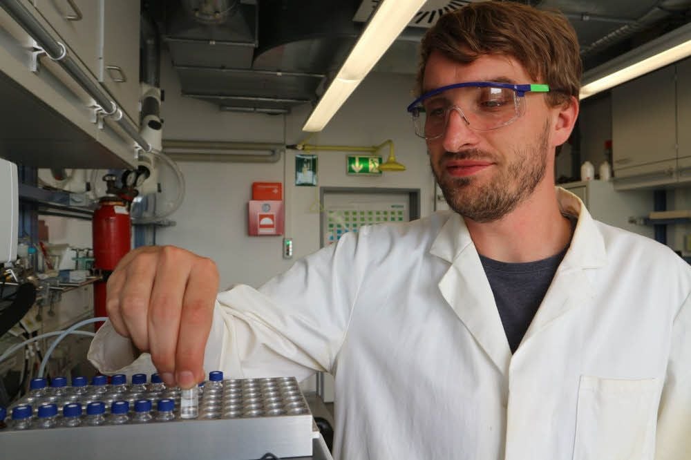 Rödels Forscherkollege Marco Poppe untersucht Proben am Gaschromatographen.