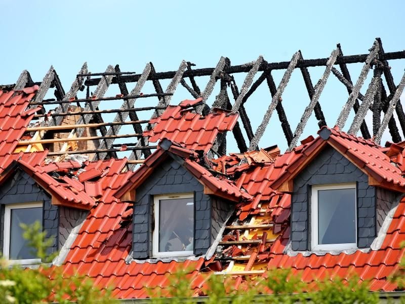 Der beschädigte Dachstuhl der geplanten Asylunterkunft in Tröglitz. Foto: Jan Woitas/Archiv