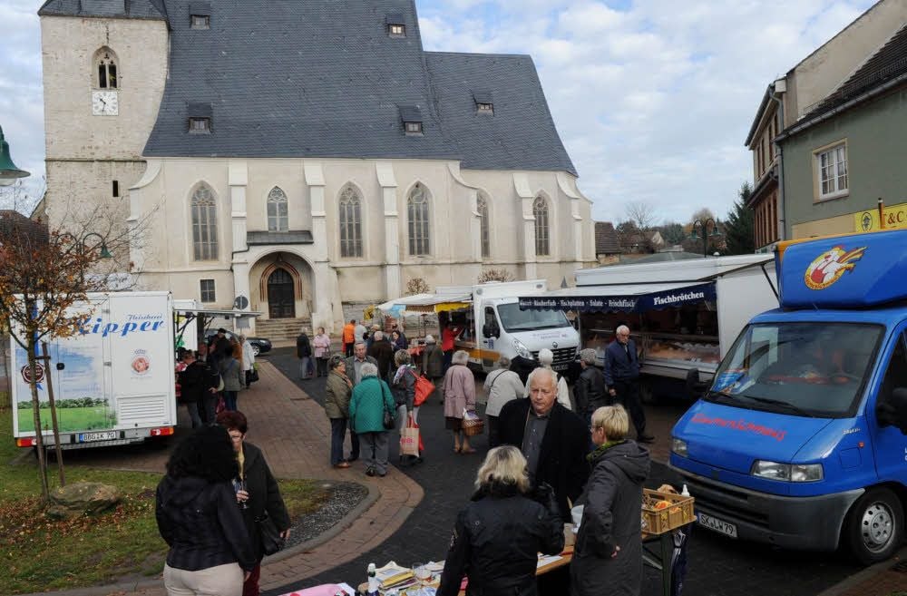 In Sandersleben gibt es regelmäßig einen kleinen Wochenmarkt. Auch wenn einige Händler nicht ganz mit den Umsätzen zufrieden sind, ist der Markt in den Augen der Bürger wichtig und sollte erhalten bleiben.