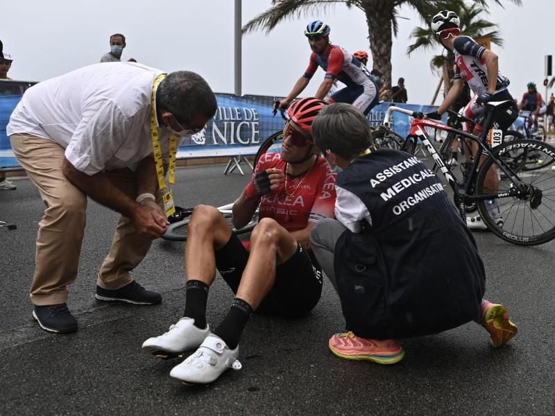 Zahlreiche Stürze, wie hier Kevin Ledanois vom Team Arkea-Samsic, überschatteten die erste Tour-Etappe. Foto: Anne-Christine Poujoulat/AFP/dpa