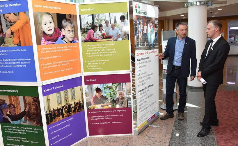 Andreas Damm (li.) von der Stiftung zeigt Helge Albrecht von der Harzsparkasse die Ausbildungsmöglichkeiten in Neinstedt.