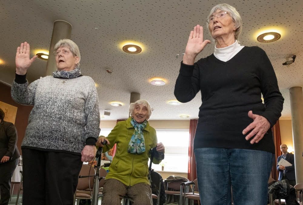 Volle Konzentration: Erika Tomas (links) und Gisela Herden (rechts) spielen virtuelles Tischtennis. Ihre Hände sind die Kellen.