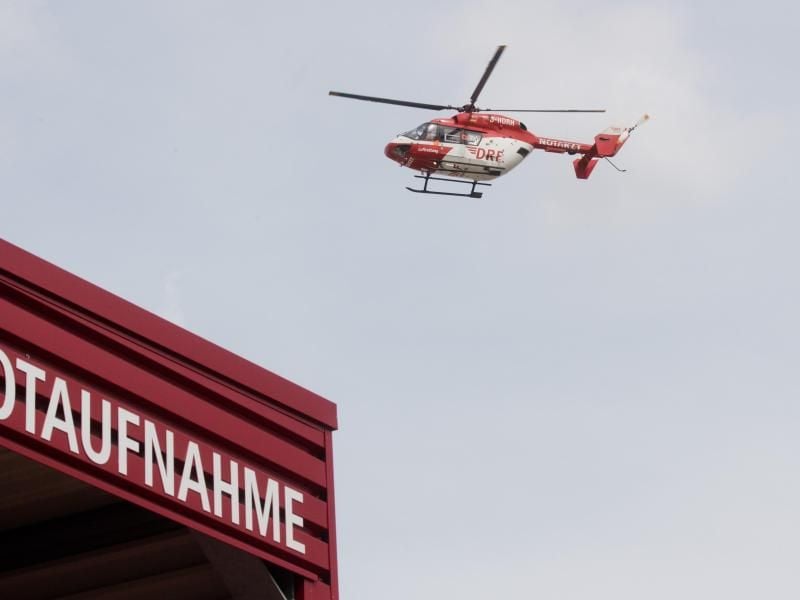 Ein Rettungshubschrauber startet an der Notaufnahme. Foto: Julian Stratenschulte/Archiv