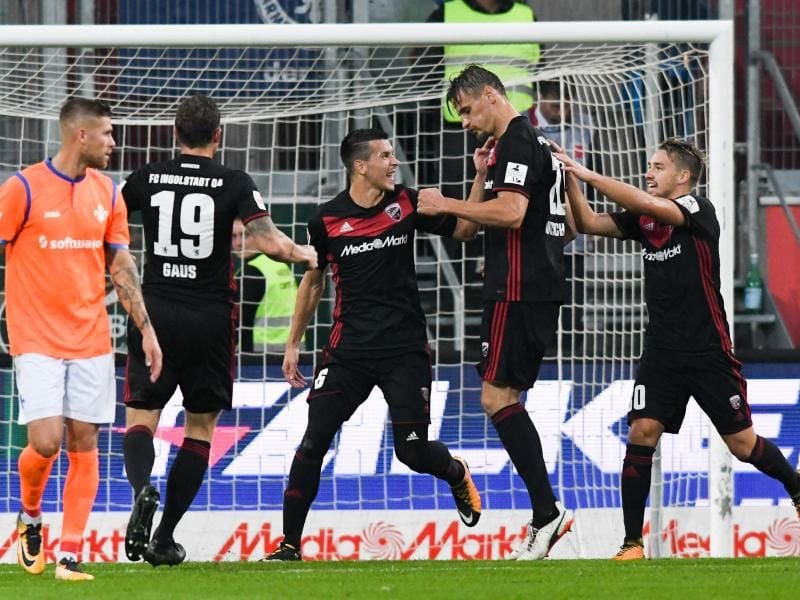 Torschütze Stefan Kutschke (2.v.r.) jubelt mit seinen Ingolstädter Teamkollegen über den Treffer zum 1:0 gegen Darmstadt. Foto: Armin Weigel