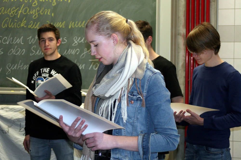 Fürs gemeinsame Proben, hier auf der Bühne des Gymnasium-Forums, nutzen die Jessener Zwölftklässler auch längere Unterrichtspausen.