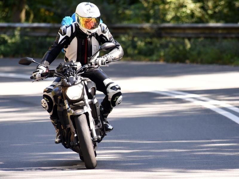 Sicherheit wird beim Motorradfahren großgeschrieben - sichere Kleidung können Käufer demnächst an Etiketten erkennen. Foto: Judith Michaelis/dpa-tmn