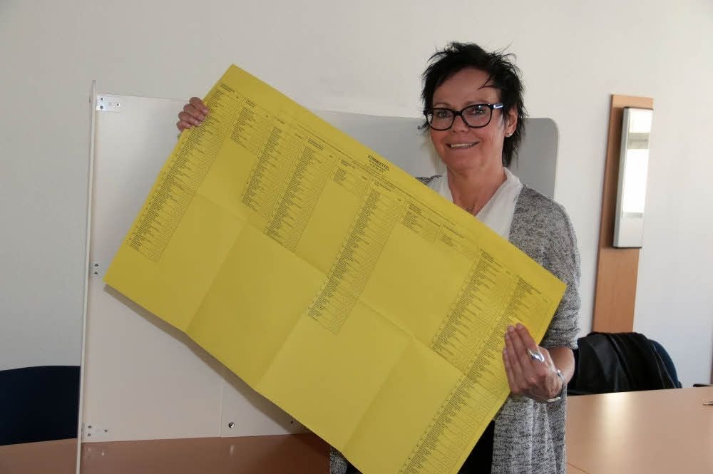 Stadtsprecherin Marina Becker mit dem Wahlzettel