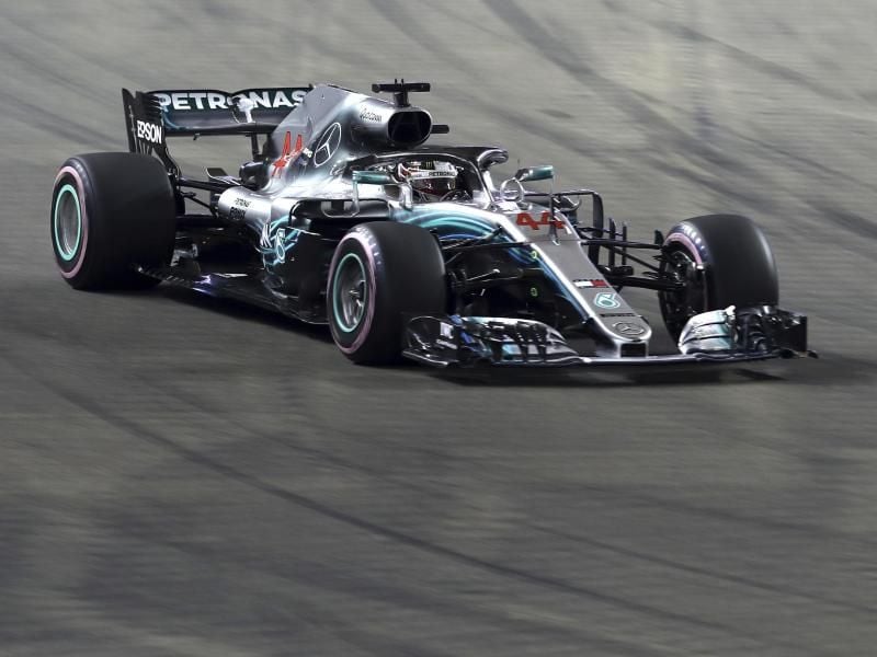 Lewis Hamilton fährt in einem unspektakulären und fehlerfreien Rennen in Singapur einen Start-Zile-Sieg nach hause. Foto: Yong Teck Lim/AP
