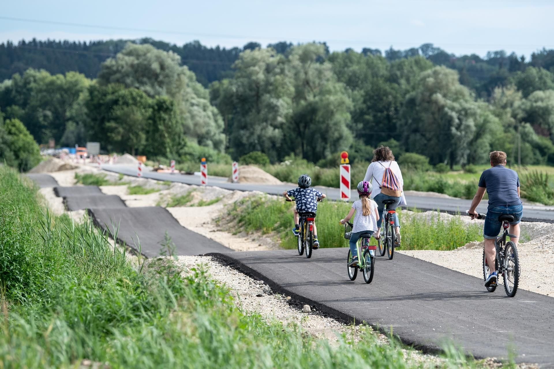 Die Wellen im Radweg sehen komisch aus, sind aber so gewollt.