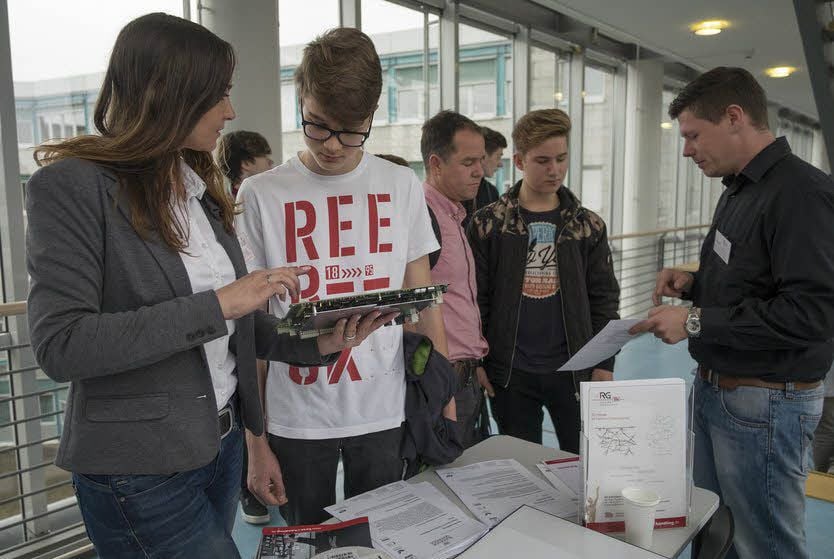 Sina Dreyer und Tobias Holzweißig von der Firma Rundfunk Gernrode stellen Besuchern der Berufsfindungsmesse in Halberstadt ihre Arbeit vor.