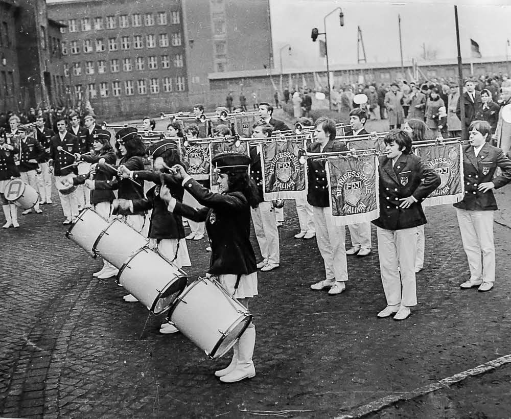 Das erste Mal in neuer Uniform spielte der Fanfarenzug Buna am 1. Mai 1970.