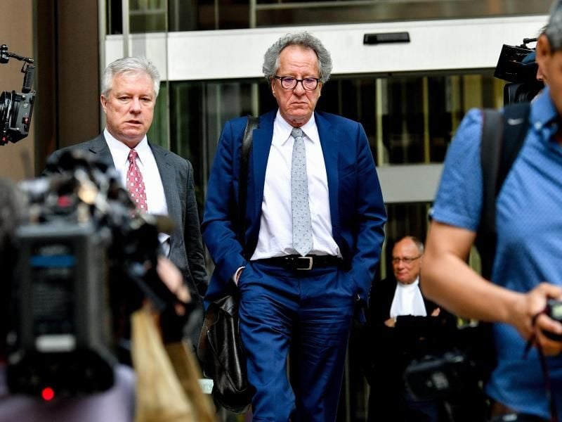 Der australische Schauspieler Geoffrey Rush (M) verlässt das Bundesgericht. Foto: Brendan Esposito/AAP