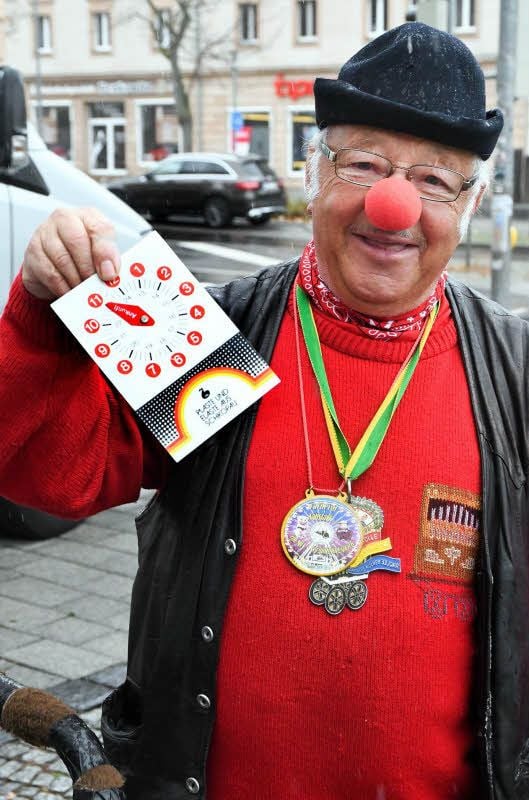 Hans-Joachim Bunk, hier fotografiert am 11.11., verstößt mit seiner antiken Parkscheibe gegen die StVO.