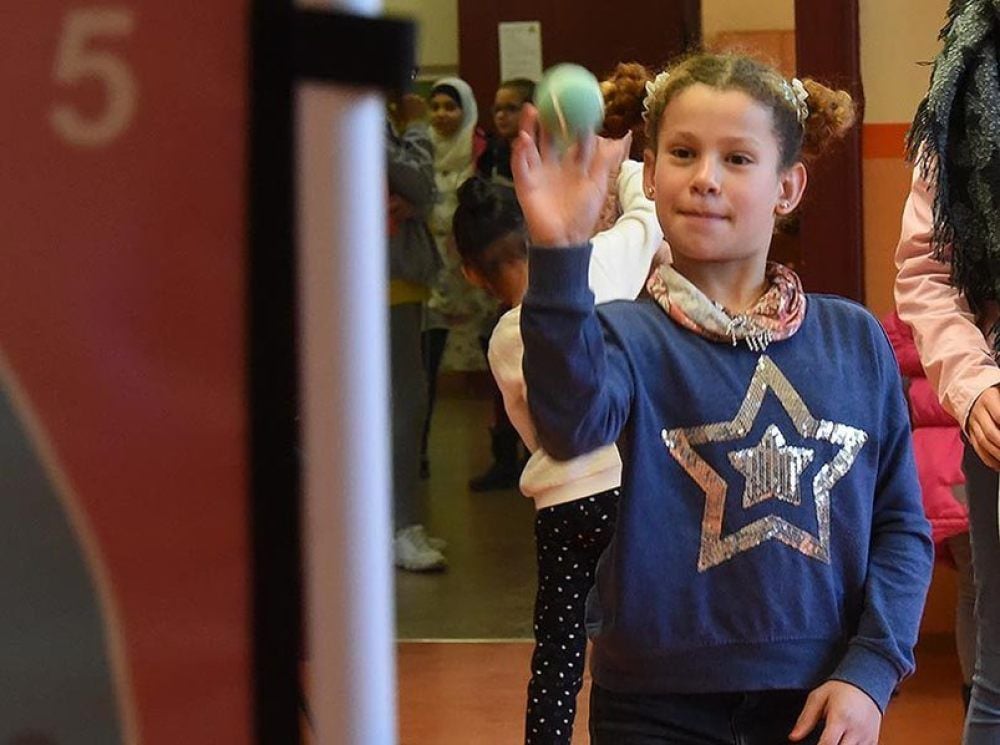 Hiba aus der Klasse 3b der Luisenschule beim Zielwurf