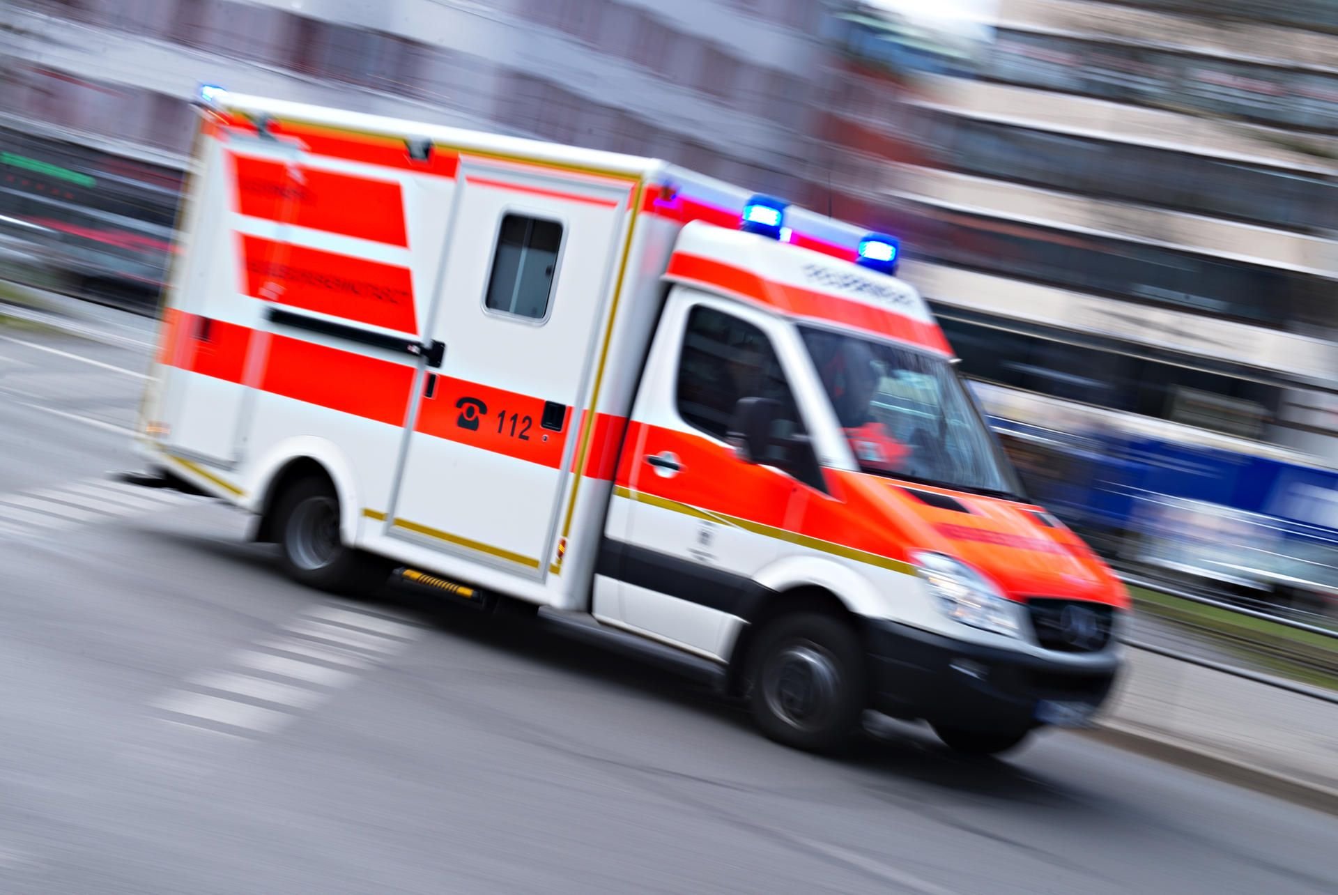 Ein Rettungswagen fährt mit Blaulicht zu einem Unfalleinsatz.