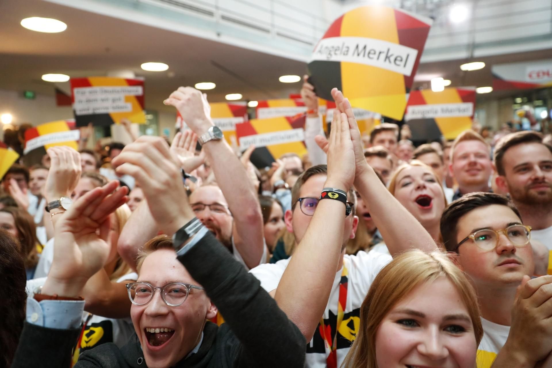 CDU-Unterstützer jubeln nachdem die ersten Prognose veröffentlicht wurde.