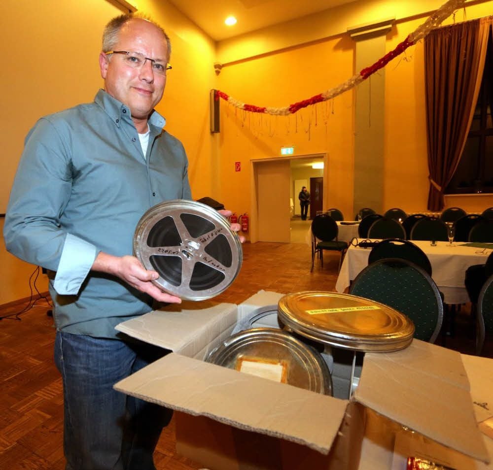 Dennis Weiner präsentiert den Schatz aus den 60er Jahren, die 16-Millimeter-Filmrollen.